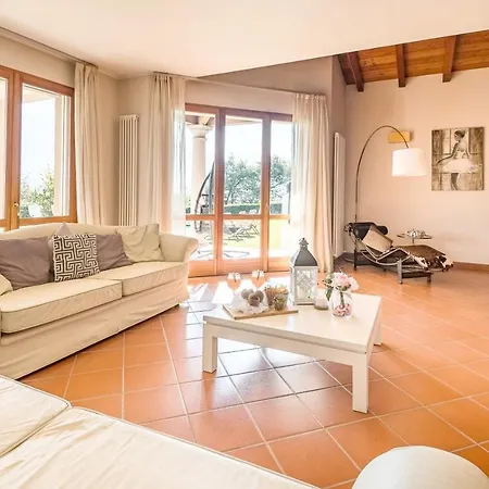 Vignola Sleeps 12 Pool Wifi Villa *