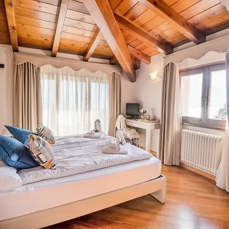Vignola Sleeps 12 Pool Wifi Villa